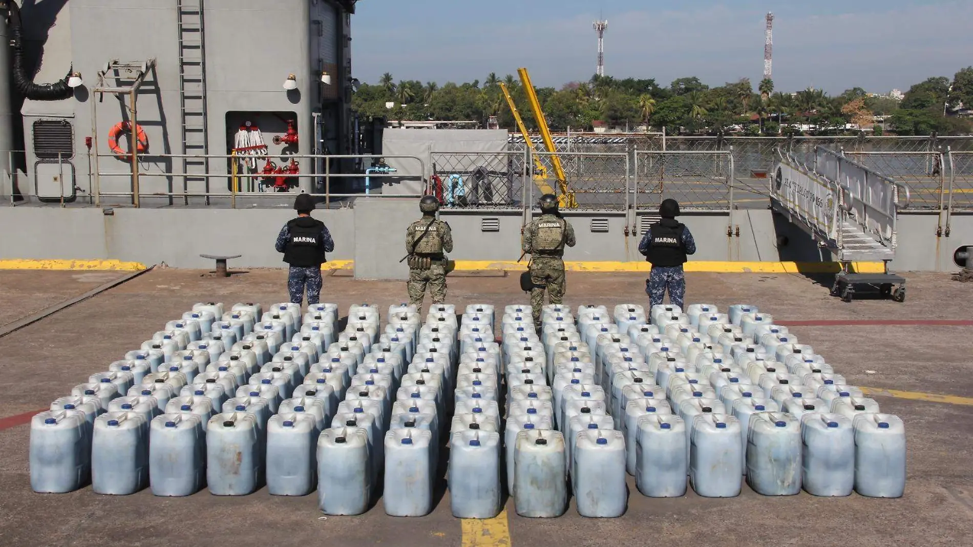 Aseguramiento de combustible en Lázaro Cárdenas